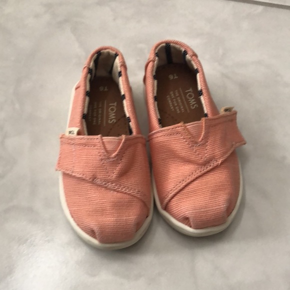 TOMS Pink shoes - Picture 2 of 5